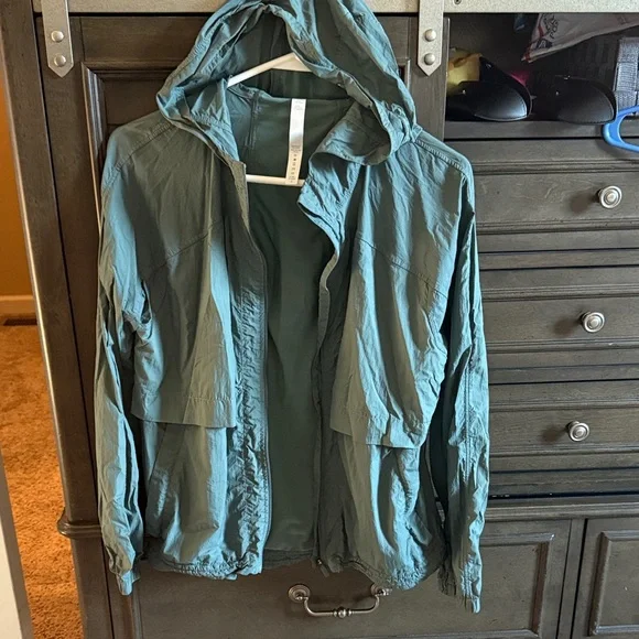 Lululemon Women's Green Hooded light Jacket - Picture 1 of 5